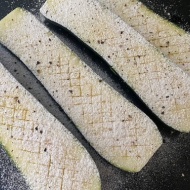 たまらないおいしさ！白ワイン香るズッキーニのステーキ風