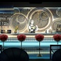 【予約開始】新作ローグライクSRPG『BAR ステラアビス』PS5/PS4/スイッチで2月29日発売決定！常連客と酒を飲み、毎回構造が変わる異世界ダンジョンを探索