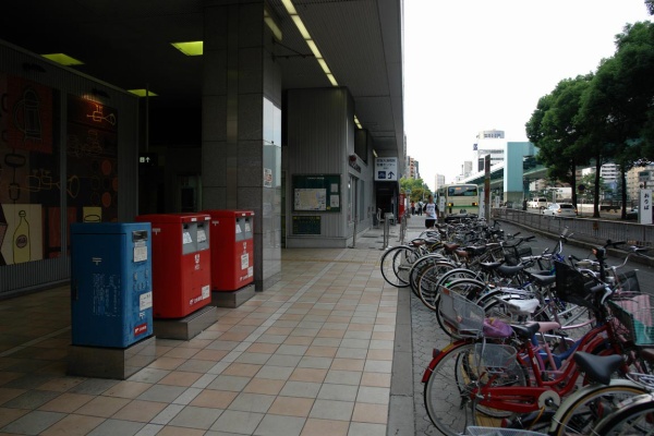 大阪を歩こう 青いポストのある風景