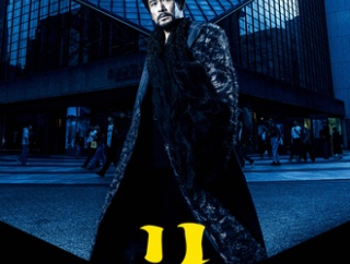 池袋の劇場前に立つ内野聖陽さん『リア王』