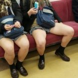 【GIF】JKの太ももは太い方がいい？