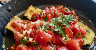 ズッキーニのステーキ　ピリ辛フレッシュトマトソースで