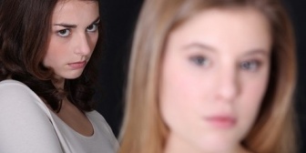 父が亡くなり遺産放棄の手続きを進めたら絶縁状態の妹が色々聞いてきてイライラする。自分で調べてよ