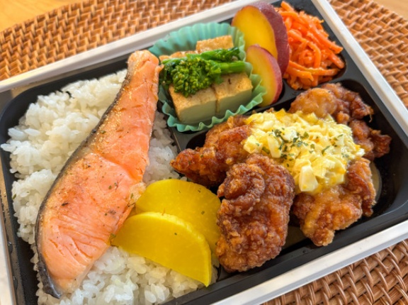 「てまひまべんと」の『四八時間熟成焼き鮭の日替わり弁当』など（高槻市東五百住町）【たかつーグルメ】