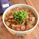 新玉ねぎとウインナーのおかか炒め丼