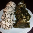 しそわかめ混ぜ込みおにぎり、うまい！海苔はわかめと競合！混ぜないオーソドックスおにぎりが好き！（マサ料理）