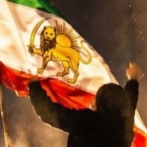 イラン革命の凄すぎる写真が話題に。NIKEのスニーカーが象徴的