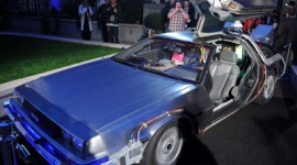 『バック・トゥ・ザ・フューチャー』のデロリアンが電気自動車になって来年発売。最高時速約200キロ、値段は約800万円。