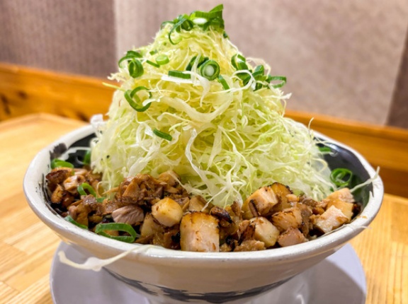 「石田てっぺい 高槻駅前店」の『キャベ山盛りラーメン』など（高槻市高槻町）【たかつーグルメ】