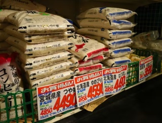 外国人「なぜ日本の米の値段は下がらないの！？」