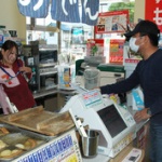 刃物持ったコンビニ強盗、女性店員(54)に店外に引きずりだされ逃亡ｗｗｗｗｗｗ