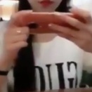 やりたくなる気持ちはわかるがそれをやったら戦争だ。食べる前に写真を撮る彼女に・・・。海外の反応