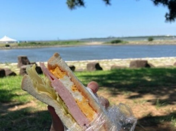 公園でサンドイッチ食べてたら通報された・・・