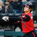 【MLB】村上宗隆、3試合ぶり15号！　ジャッジに並ぶ驚愕の逆方向弾…年63本ペースでア・リーグ記録の62本を視界に捉える