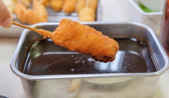 男「串カツって二度漬けはダメだけど三度漬けならいいんでしょ?w」ベチョ