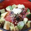 マグロとアボカドのヅケ丼とタマネギマリネ～