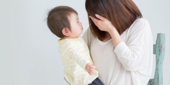 週休二日で1日8時間しか働かない夫と、休みなしで1日中子供の世話をする妻。なぜ「妻の方が辛い」と言われやすいのか？