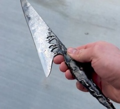 史上最古級の隕石を素材に鍛え上げたナイフが素晴らしく格好いい