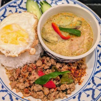 タイ料理「バンコクダイナー」（大手町ビル）で「ガパオ＋グリーンカレー」セット