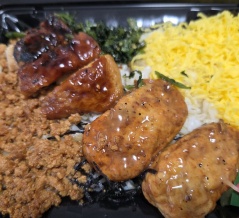 きょうの昼メシ　ミニストップの焼とり&つくね重(大麦入り)♪