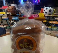 あの方が、北海道からお勤め終えて帰って来ました！お勤めご苦労様です！北海道土産有難うございます！旭川の #高橋製菓 #ビタミンかすていら お裾分け有ります！ホイホイ中！