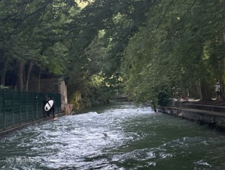 【ドイツ】 海がない都市ミュンヘンで人気の「サーフィン」とは？ 現地で見てきた