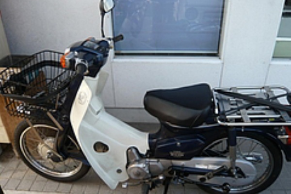 新聞屋さんの紙分け場 ホンダスーパーカブ