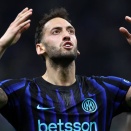 圧巻のスーパーミドル！ インテルMFチャルハノールのゴールが凄すぎる！ GKが飛びついた逆方向に突き刺さった無回転弾