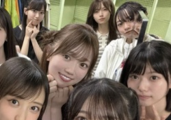 【悲報】森平麗心、6期生集合写真で無表情で映り込む。