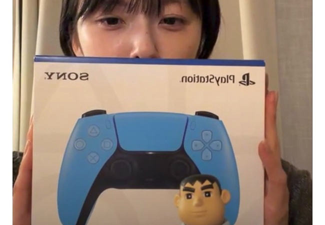 加藤小夏さん、ファンからPS5コントローラーをプレゼントされ大喜び