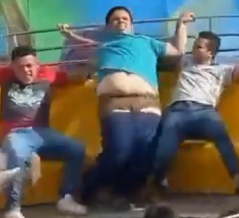 【海外】遊園地の乗り物で男性のズボンがどんどん脱げて行く映像が話題にｗ　