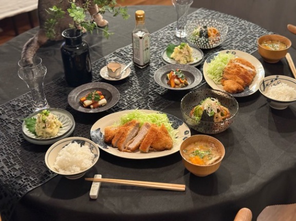 冷蔵庫にあるもので、トンカツ定食の夜ごはん