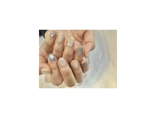 ミラーラインが綺麗✨ ペールホワイト×アクアマグの色変え前撮りネイル💙