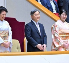 天皇一家　相撲観戦　雅子さん愛子さん着物姿で・NMR掲載