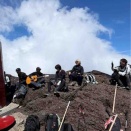 富士山の頂上で大合唱