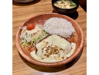 チーズフォンデュをイメージさせる真っ白な特製ブレンドチーズを上からとろ〜り。肉汁たっぷりのハンバーグによくからみます。 #ハンバーグレストラン #びっくりドンキー #びくドン