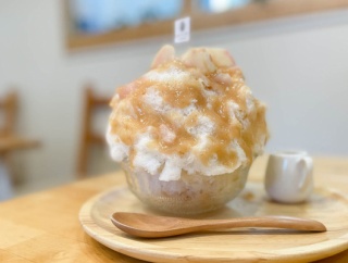 「KOTOYA CAFE」の『桃みるくかき氷』など（茨木市園田町）【いばつーグルメ】