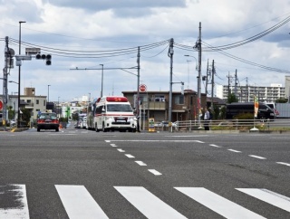 助手席ワイ「後ろから救急車きてるよ」ペーパードライバー彼女「あ、うん、大丈夫」→そのまま走行