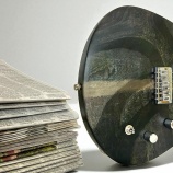 『1,600枚の新聞紙でエレキギターを作ってみた』の画像