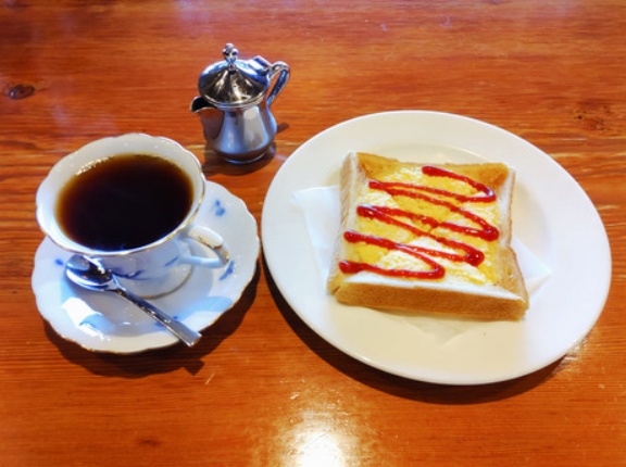 成田山も見渡せる池のほとりにある犬山郊外の風光明媚な珈琲店/茶亭鈴蘭