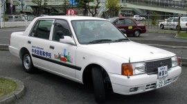 仮免試験に何度も落ちて卒業断念 → 免許証を偽造 → 追突事故を起こした男を逮捕