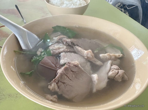 【Yong Soeng Restaurant (Pa Kluay) 】　at　ナコーンシータマラート市内　～朝6時から営業する老舗店！胃に染みる一杯～