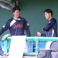 阪神の森下翔太、ロッテの西川史礁に指導する