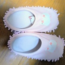 スリッパに潜り込む文鳥