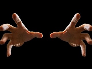 【衝撃】イラン元皇太子、会見直後に襲撃されてしまった結果・・・・