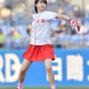 モー娘。牧野真莉愛がミニスカ始球式　楽天・小深田の内角えぐるノーバン投球
