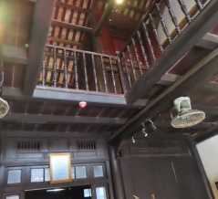 ホイアン　海のシルクロード博物館に入ると2階に吹き抜けになっていました（3日目）