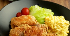 鮭のから揚げ　タルタル添え／私が使っているアイゾーンコスメ