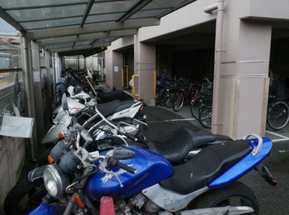 ワイ「ついにバイク買ったで！まぁ置き場は駐輪場でええか」