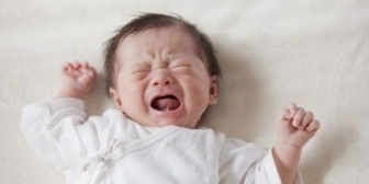 子が実際に生まれてみると、楽しみにしていたはずの旦那が作業的な対応しかしない。口だけだったのかなあ